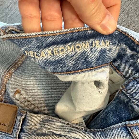 American Eagle Relaxed Mom Jeans Busted Knees 6 Light Wash - Picture 8 of 13